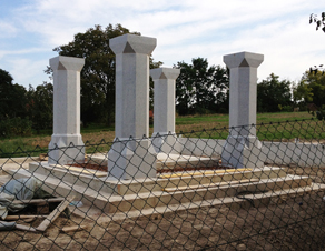 Die vier Granitsäulen am Fundament